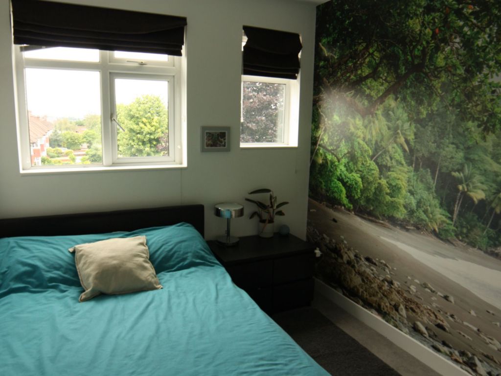 1 bed flat for sale in Heddon Court, London EN4, £300,000