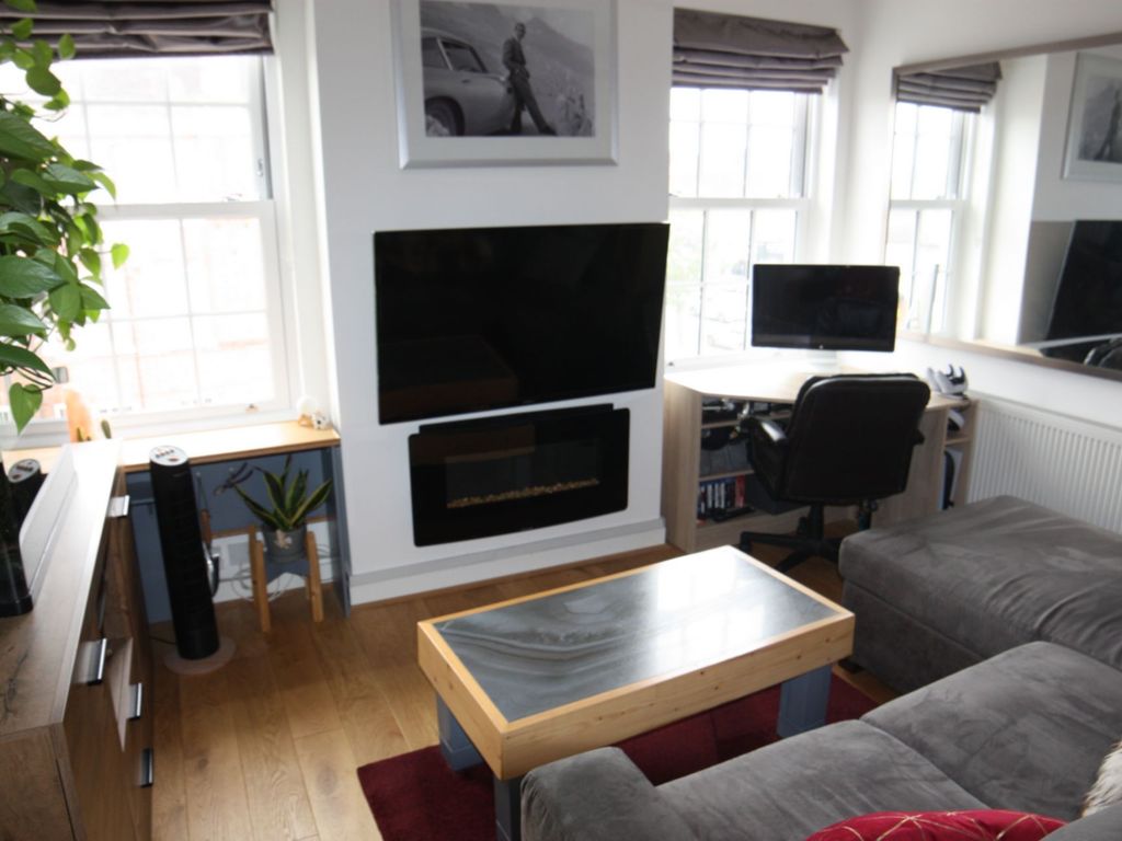 1 bed flat for sale in Heddon Court, London EN4, £300,000