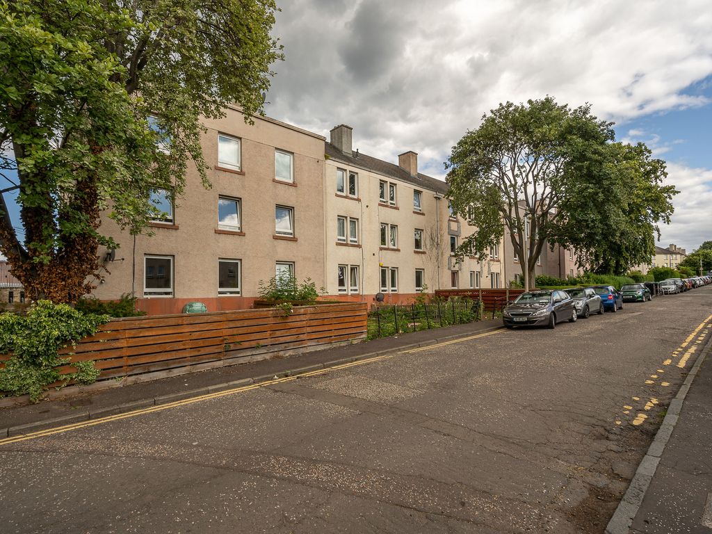 1 bed flat for sale in Redbraes Place, Edinburgh EH7, £150,000