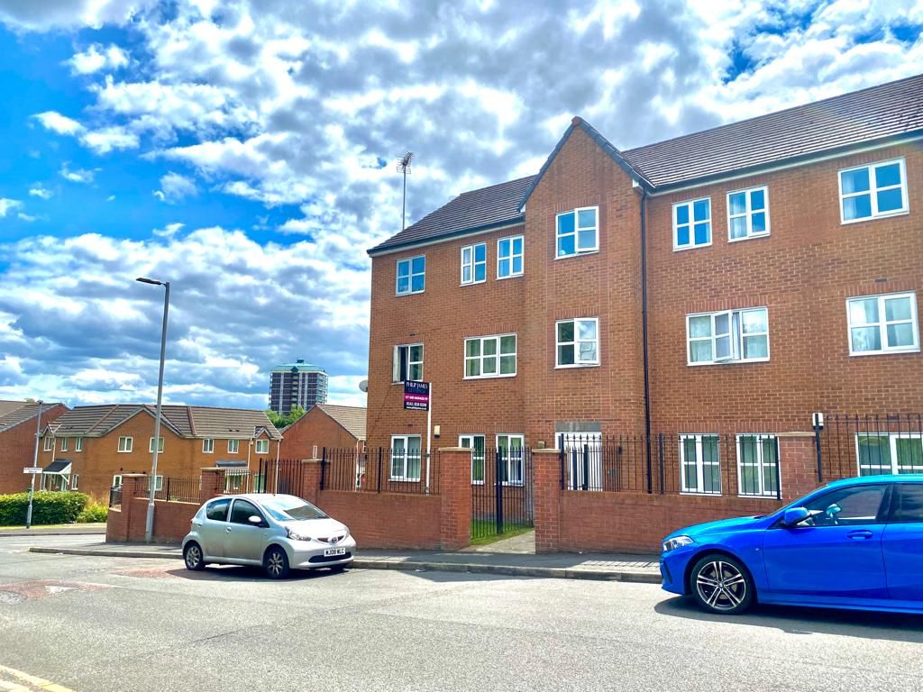2 bed flat for sale in Silchester Drive, Manchester M40, £130,000