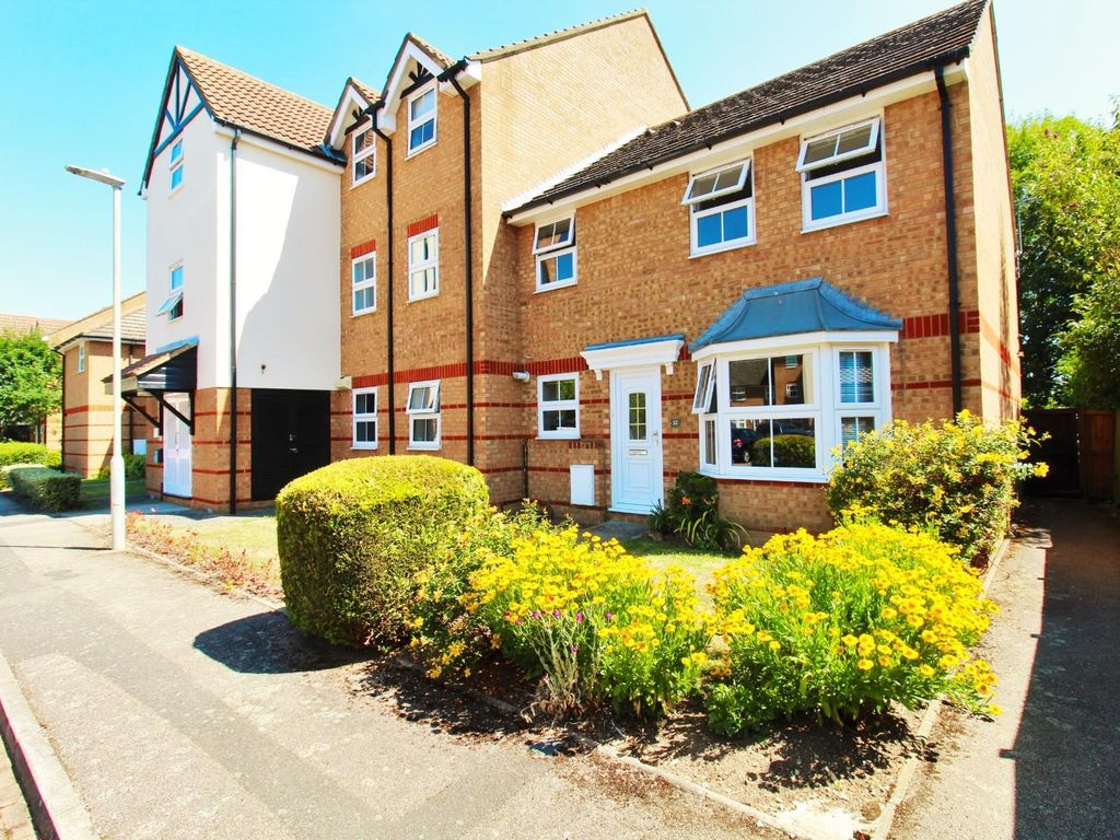 2 bed property for sale in Lee Close, Stanstead Abbotts, Ware SG12, £299,995