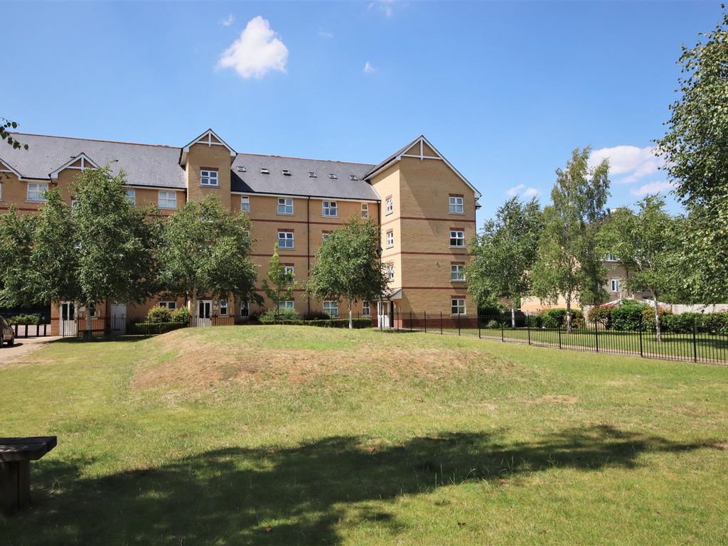 2 bed flat for sale in Winstanley Court, Cromwell Road, Cambridge CB1, £335,000