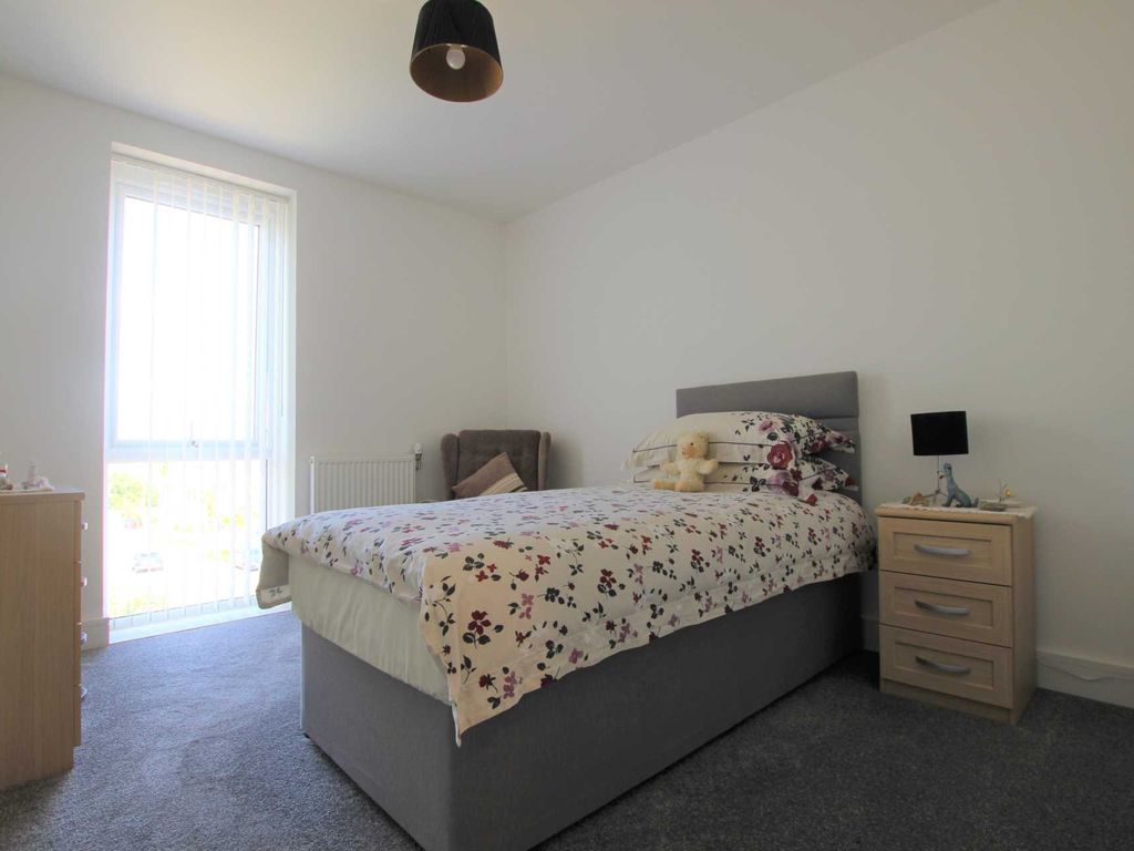 2 bed flat for sale in Scarf Drive, Locking Parklands BS24, £200,000