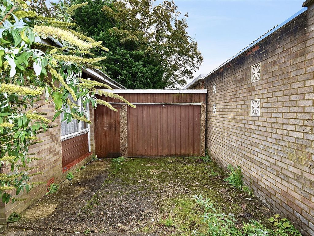 2 bed detached bungalow for sale in Barnabas Road, Linslade LU7, £325,000