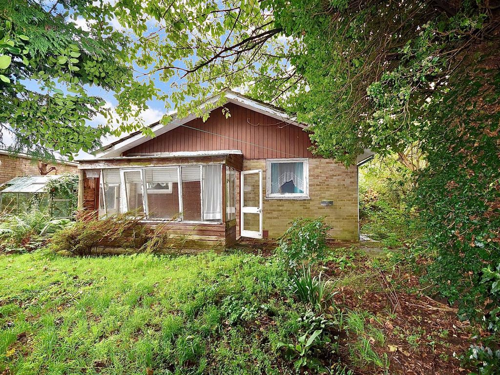 2 bed detached bungalow for sale in Barnabas Road, Linslade LU7, £325,000