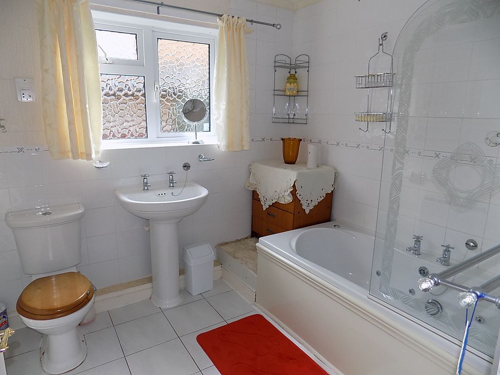2 bed bungalow for sale in Weaver Close, Ashbourne DE6, £275,000