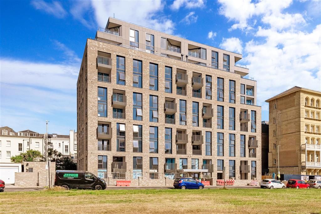 1 bed flat for sale in Grand Avenue, Hove, East Sussex BN3, £102,500