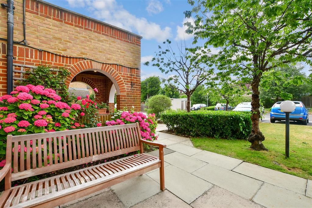 1 bed flat for sale in Cranley Gardens, Wallington, Surrey SM6, £135,000