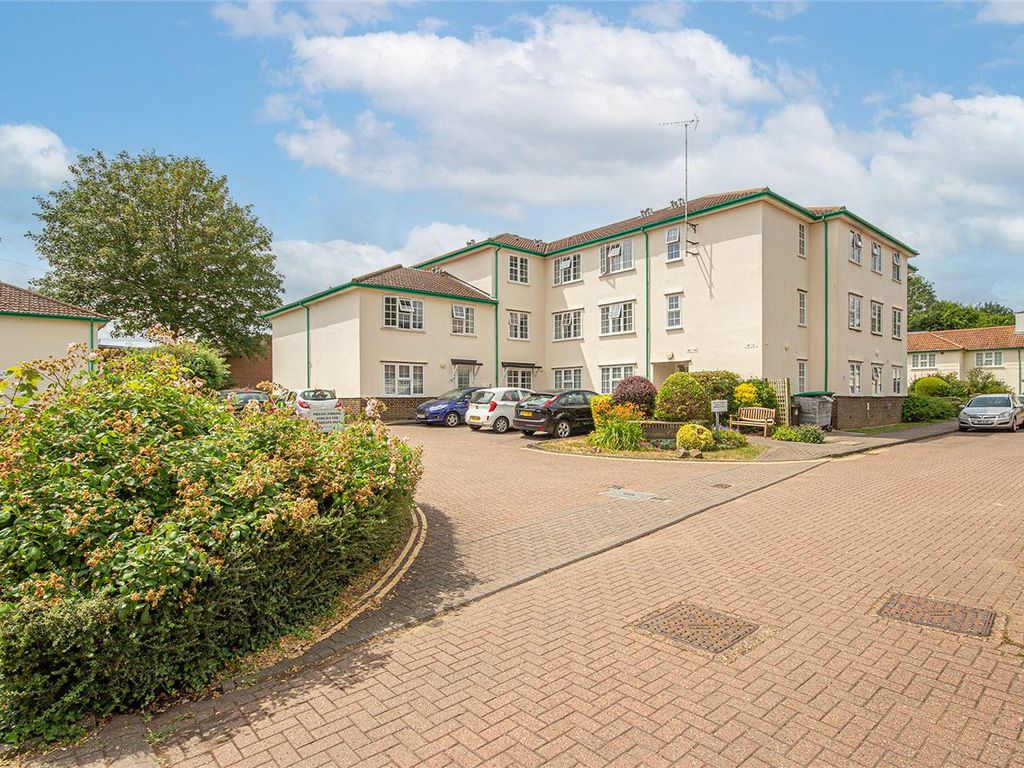2 bed flat for sale in Guessens Court, Welwyn Garden City, Hertfordshire AL8, £225,000
