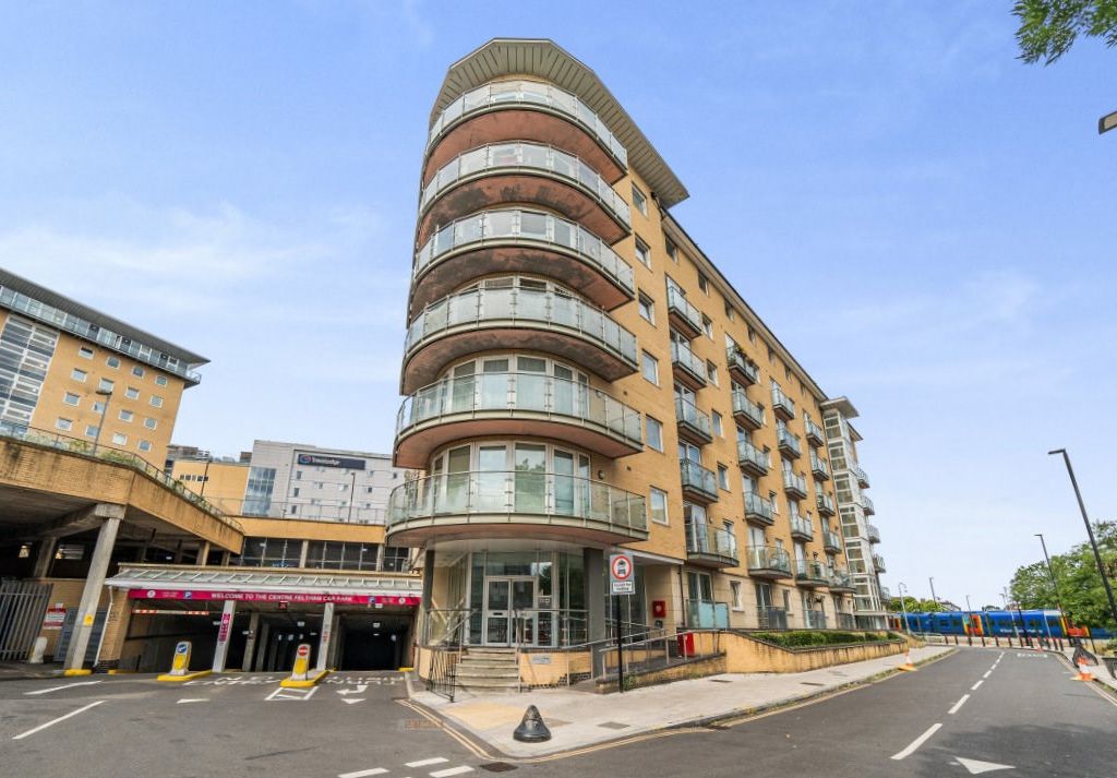 2 bed flat for sale in Bergenia House, Bedfont Lane, Feltham TW13, £125,000