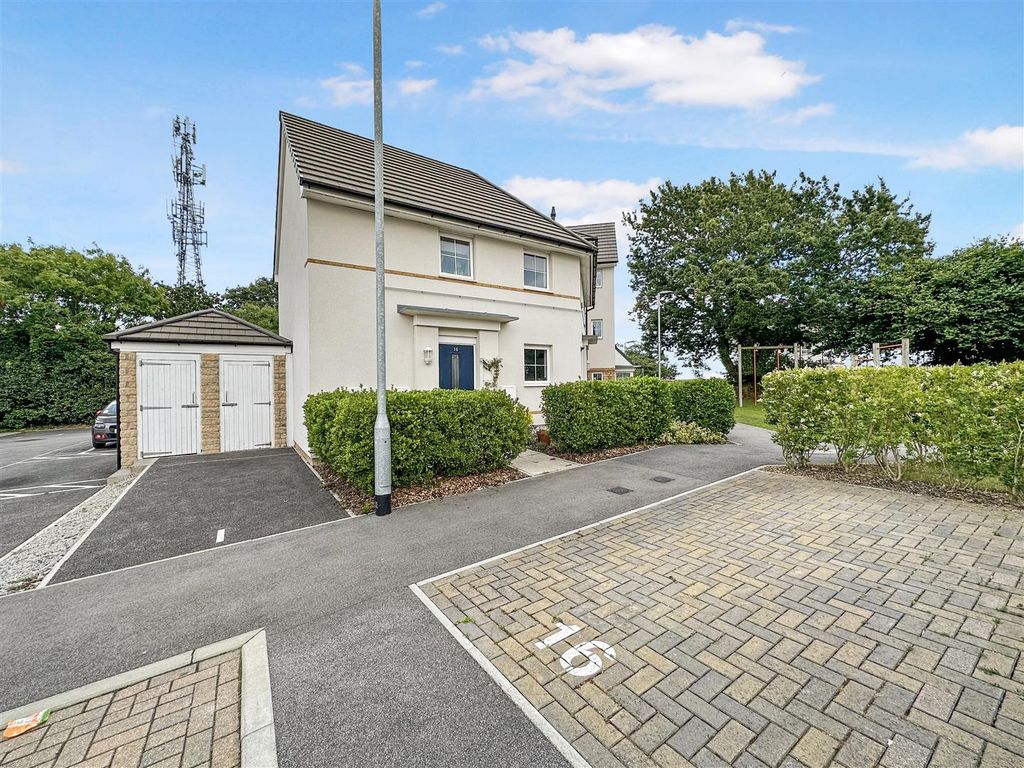 2 bed flat for sale in Bishops Way, Falmouth TR11, £255,000