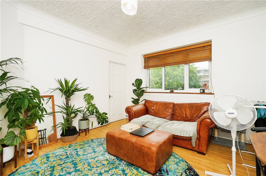 1 bed flat for sale in Holgate Avenue, London SW11, £310,000
