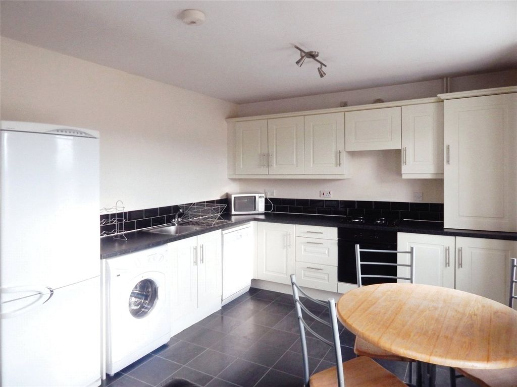 2 bed flat for sale in Oxley Road, Ferndale, Huddersfield HD2, £95,000