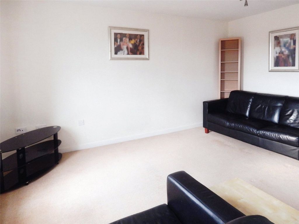 2 bed flat for sale in Oxley Road, Ferndale, Huddersfield HD2, £95,000