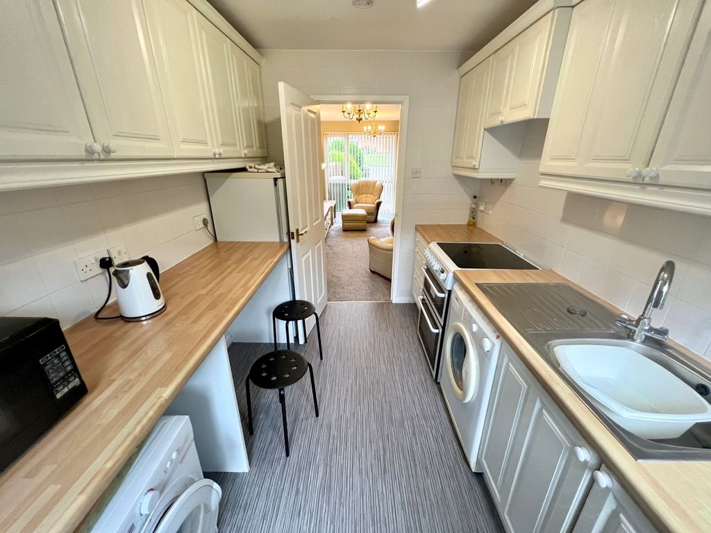 2 bed maisonette for sale in Rowood Drive, Solihull B92, £175,000