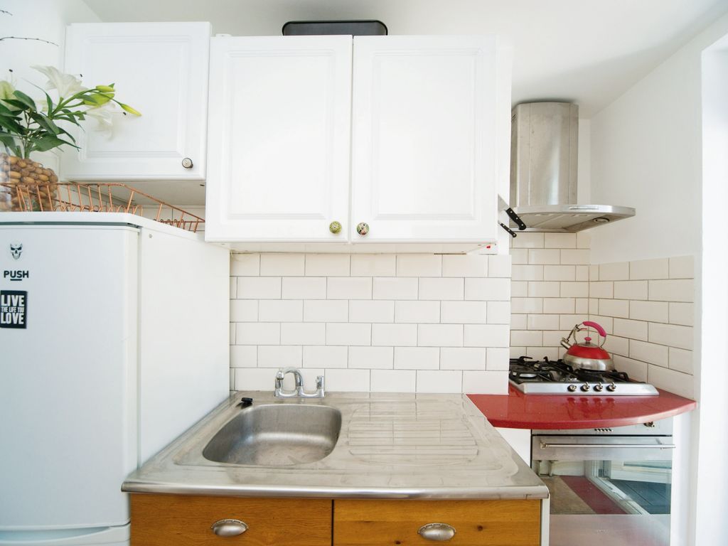 1 bed flat for sale in Coombe Road, Brighton, East Sussex BN2, £240,000