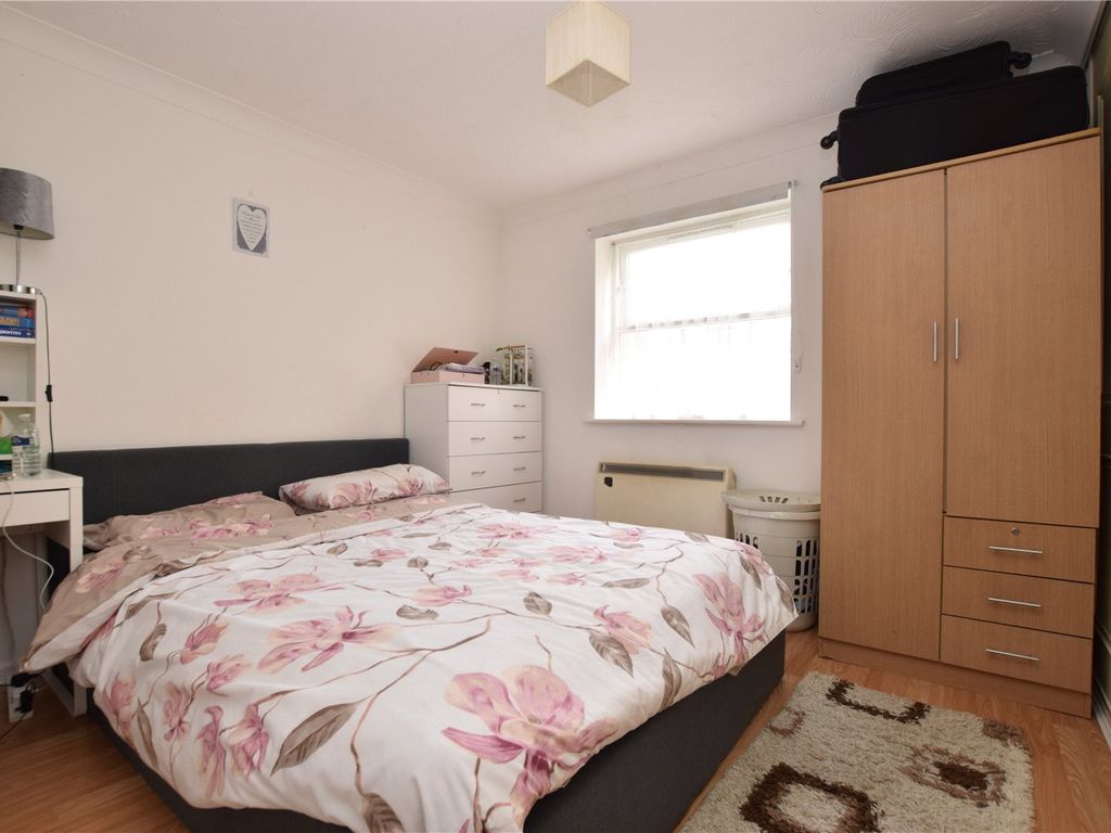 1 bed flat for sale in Burns Avenue, Chadwell Heath, Romford, Essex RM6, £225,000