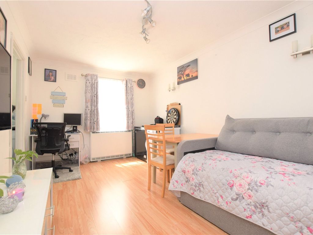 1 bed flat for sale in Burns Avenue, Chadwell Heath, Romford, Essex RM6, £225,000