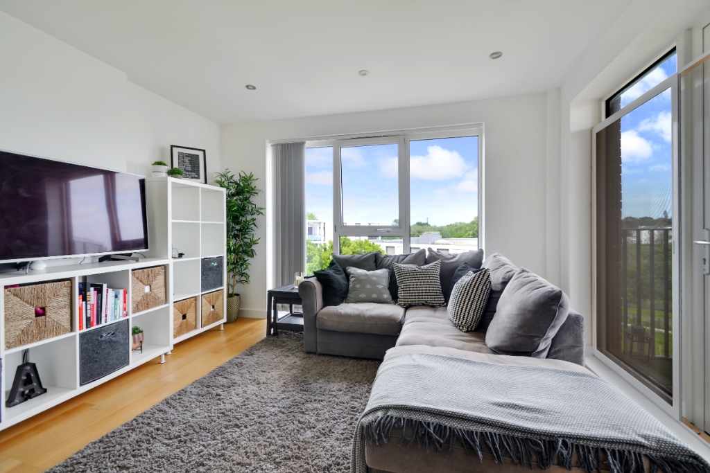 1 bed flat for sale in Churchill Road, Uxbridge UB10, £310,000