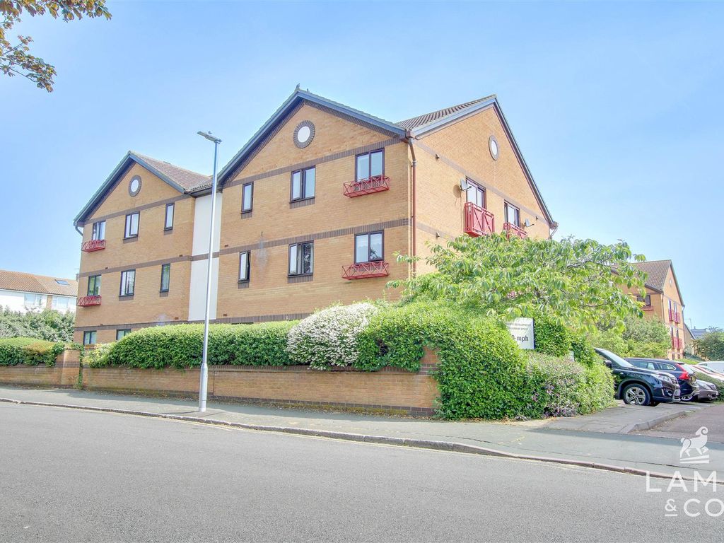 2 bed flat for sale in Connaught Gardens East, Clacton-On-Sea CO15, £110,000