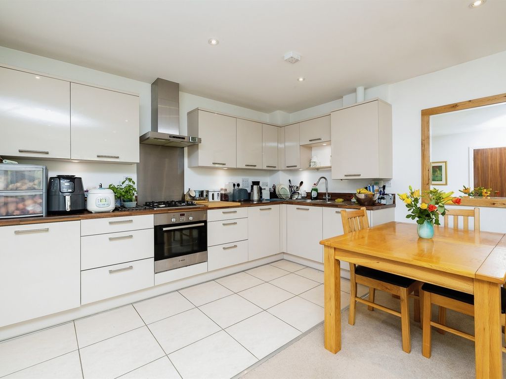 2 bed flat for sale in Halestrap Way, Kings Sutton, Banbury OX17, £230,000
