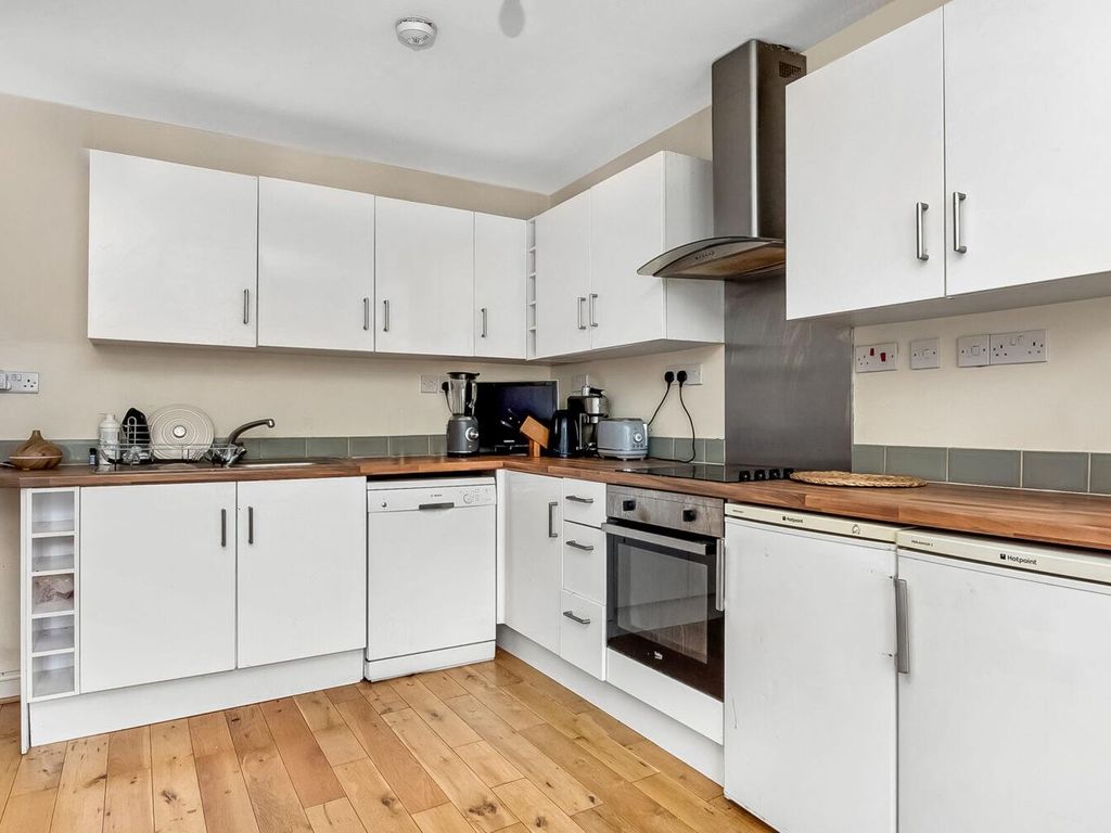 2 bed flat for sale in Westow Hill, Crystal Palace, London SE19, £275,000