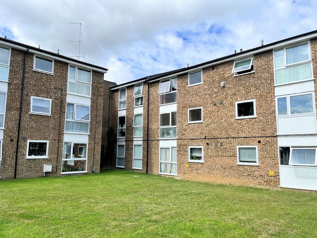 2 bed flat for sale in Thamesdale, London Colney AL2, £225,000