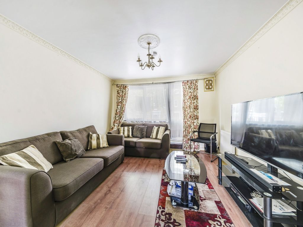 1 bed flat for sale in Staveley Close, London SE15, £275,000