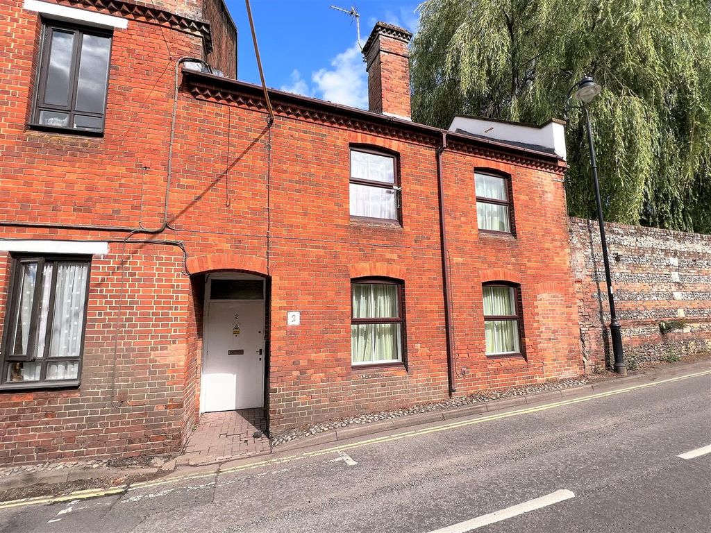 2 bed property for sale in Kingsclere Road, Overton, Basingstoke RG25, £150,000