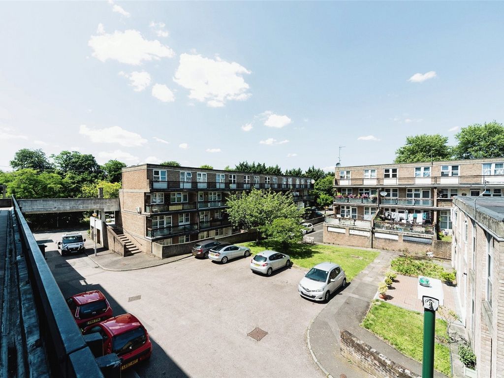 3 bed flat for sale in Porchfield Close, Sutton SM2, £275,000
