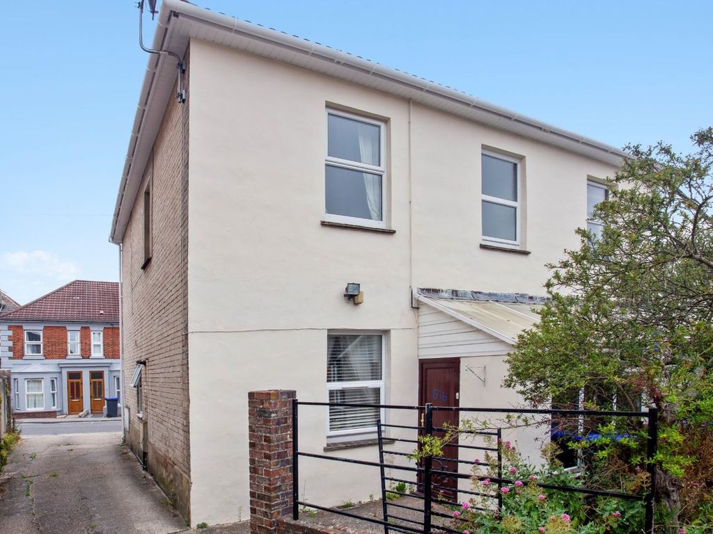3 bed flat for sale in Devizes Road, Salisbury SP2, £265,000