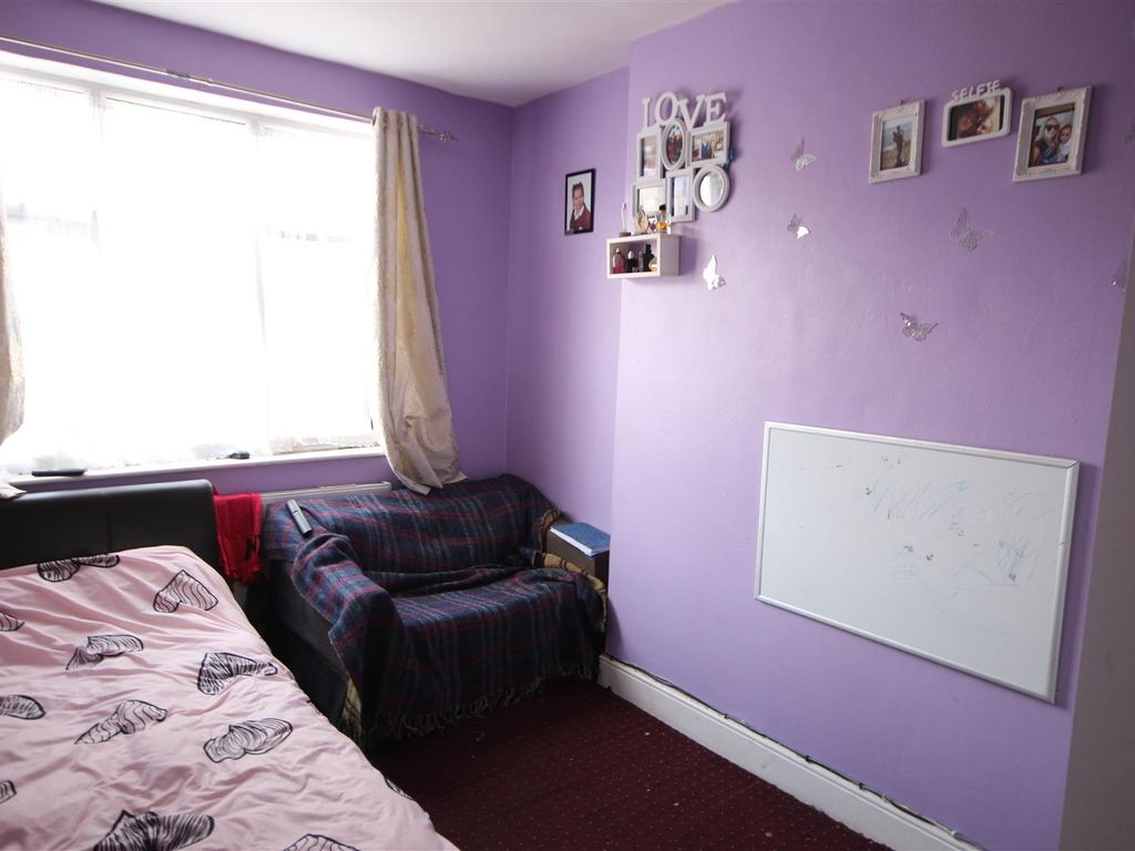 3 bed property for sale in Burnt Oak Broadway, Burnt Oak, Edgware HA8, £300,000