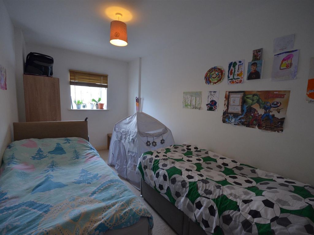 2 bed flat for sale in Ushers Court, Trowbridge BA14, £149,950