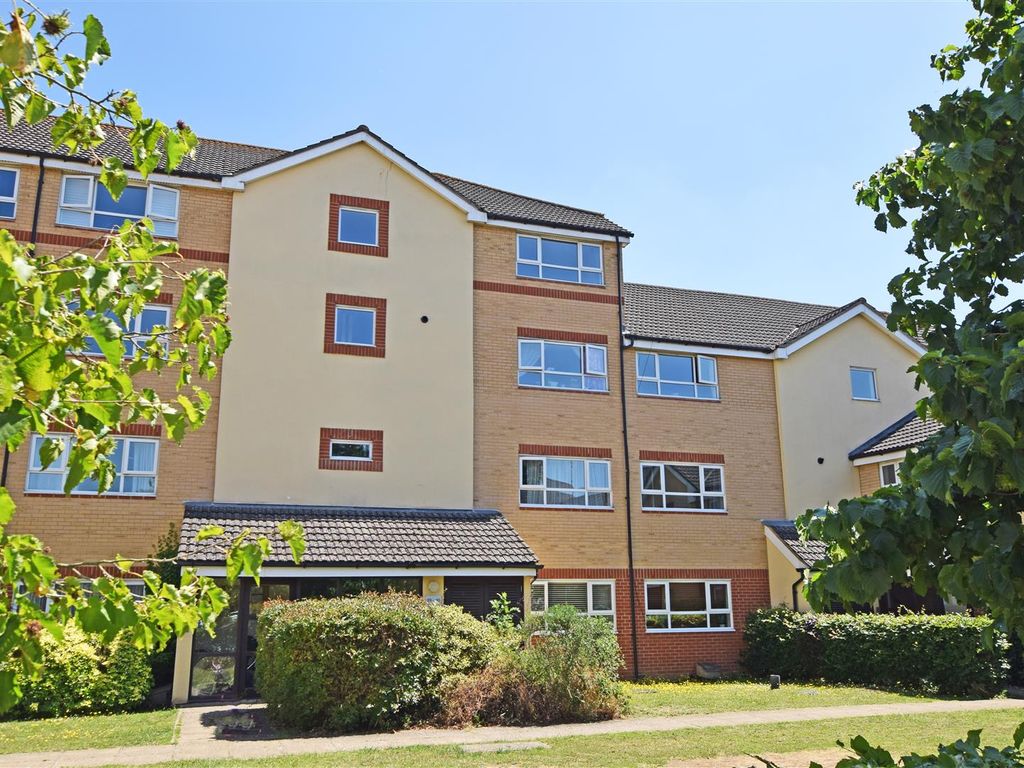 1 bed flat for sale in Chertsey Road, Feltham TW13, £230,000