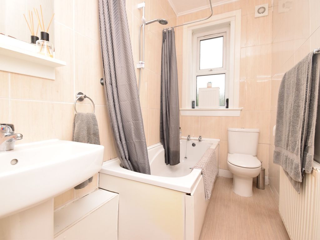 2 bed flat for sale in Granton Grove, Trinity, Edinburgh EH5, £190,000