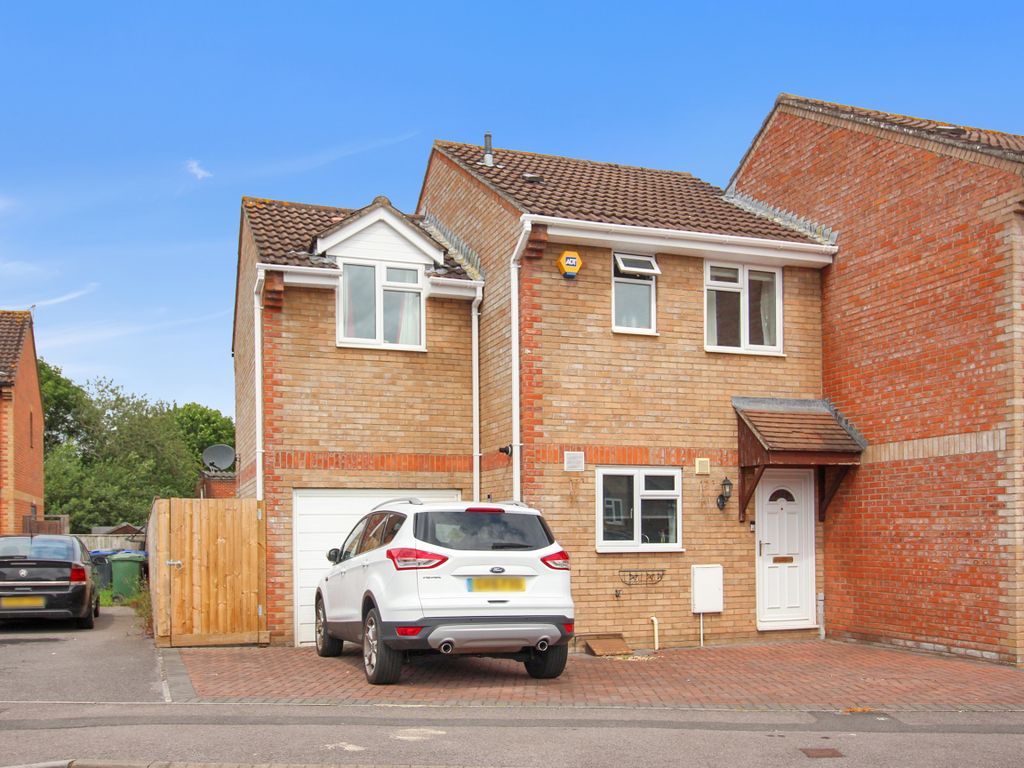 3 bed end terrace house for sale in Kingfisher Drive, Westbury BA13, £250,000