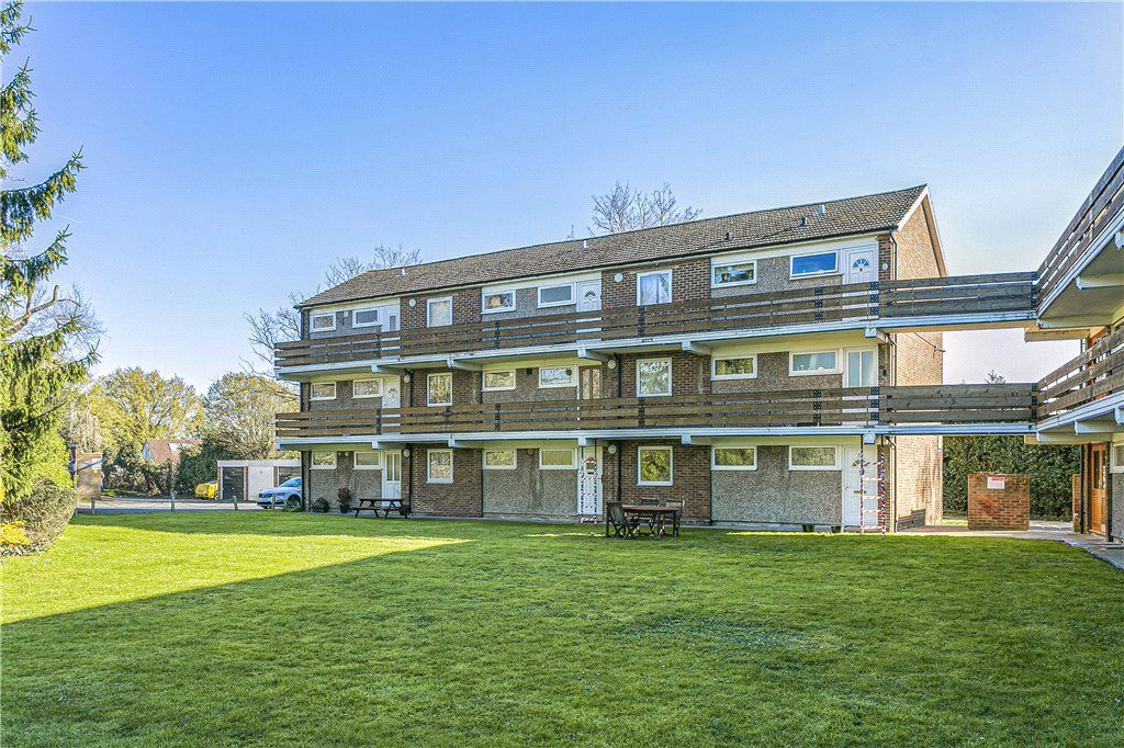 1 bed flat for sale in New Court, Addlestone, Surrey KT15, £180,000