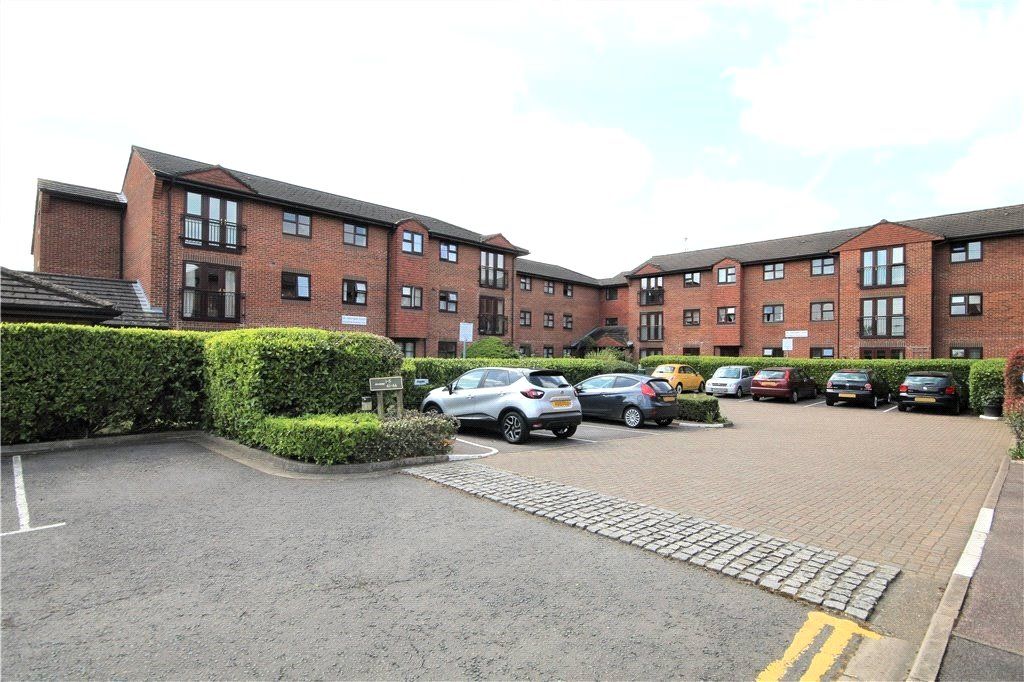 1 bed flat for sale in St. Georges Road, Addlestone KT15, £75,000