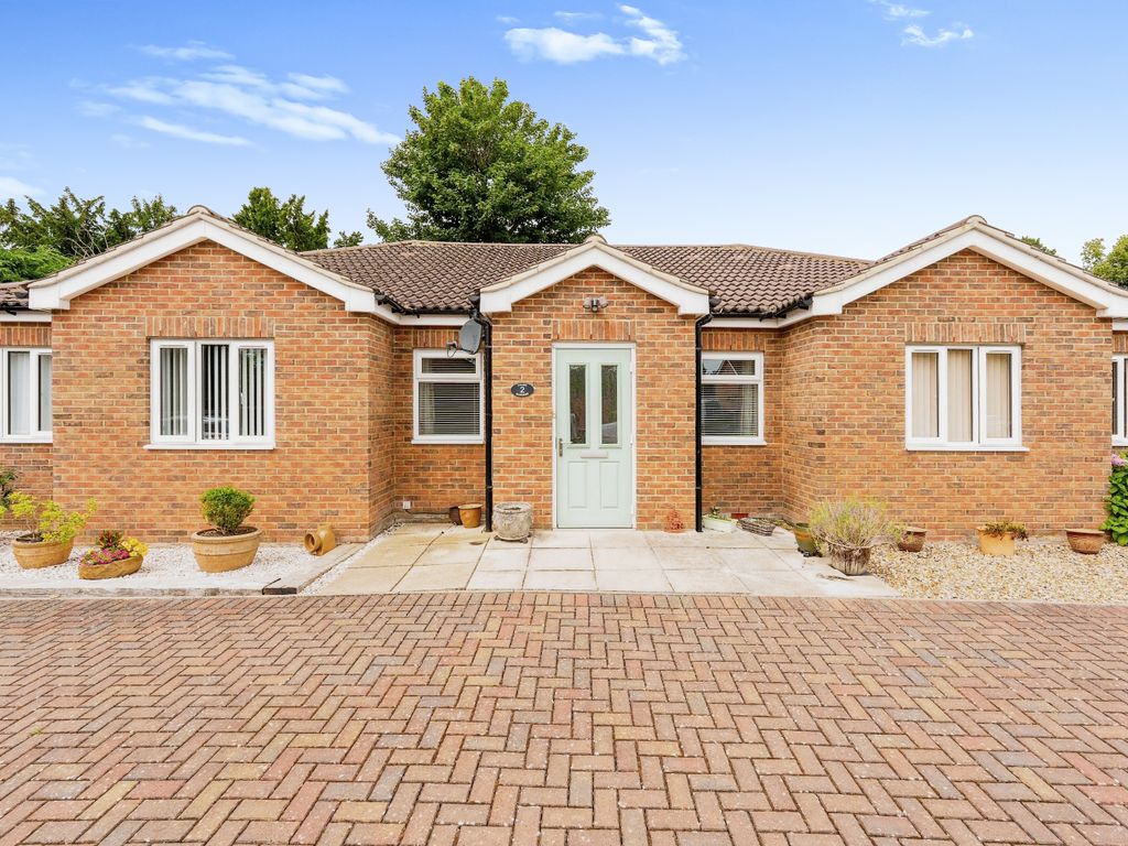 1 bed bungalow for sale in Vicars Gardens, Bedford, Bedfordshire MK41, £255,000