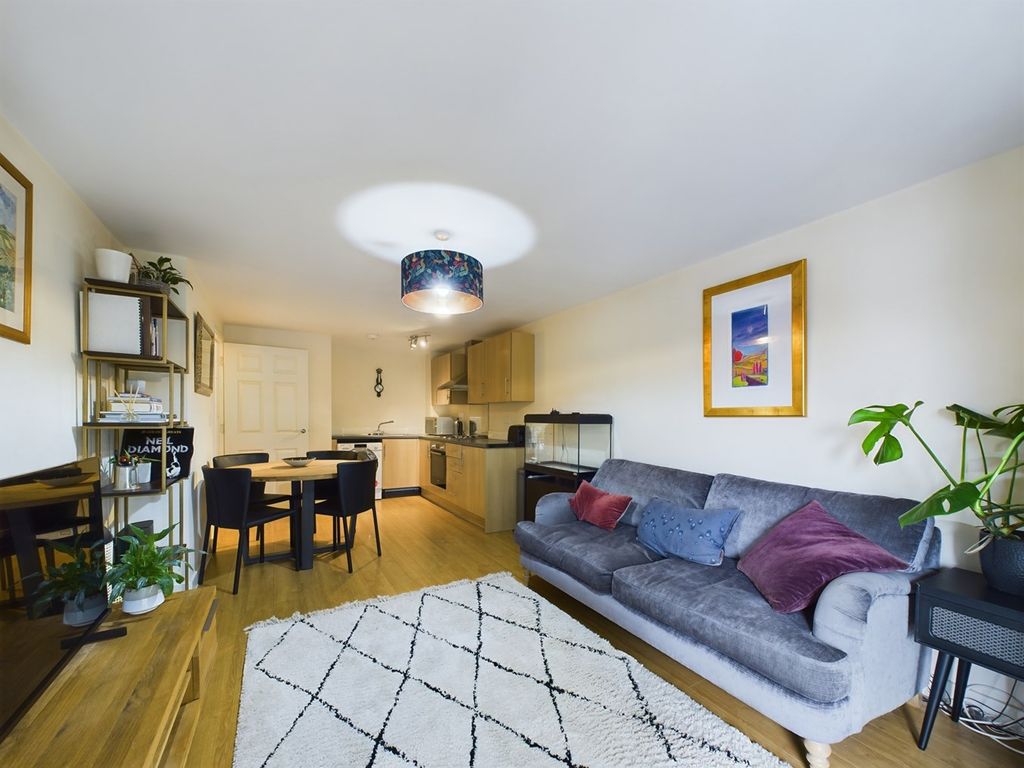 1 bed flat for sale in Coopers Yard, Paynes Park, Hitchin SG5, £225,000