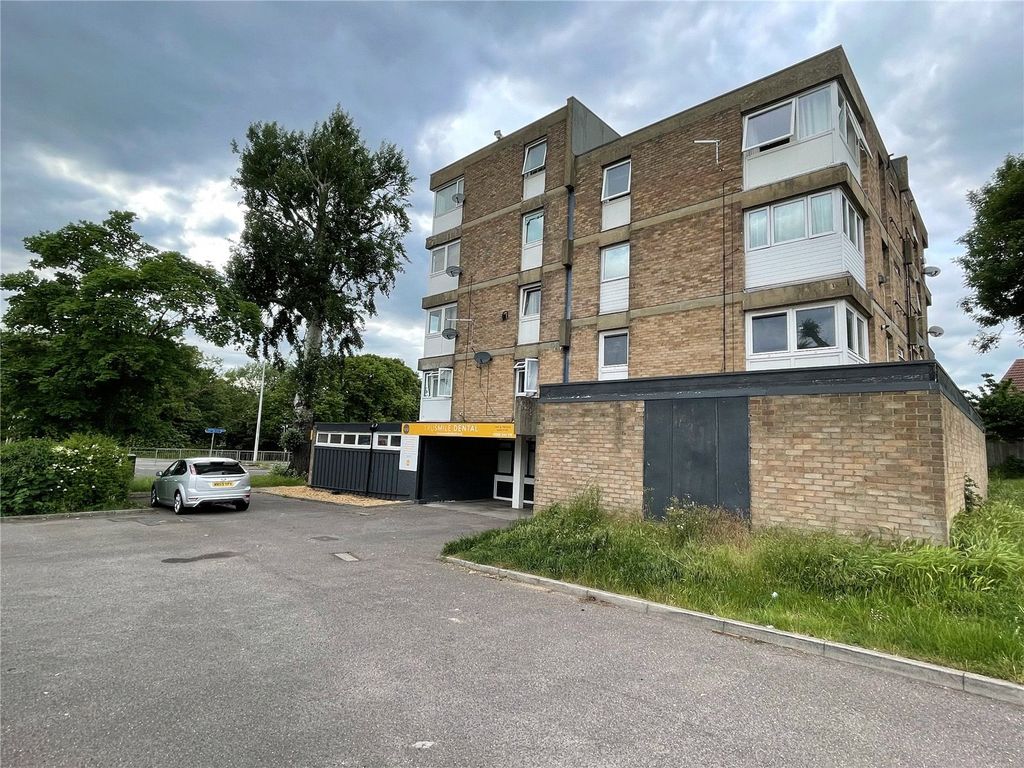 2 bed flat for sale in Danacre, Basildon, Essex SS15, £165,000