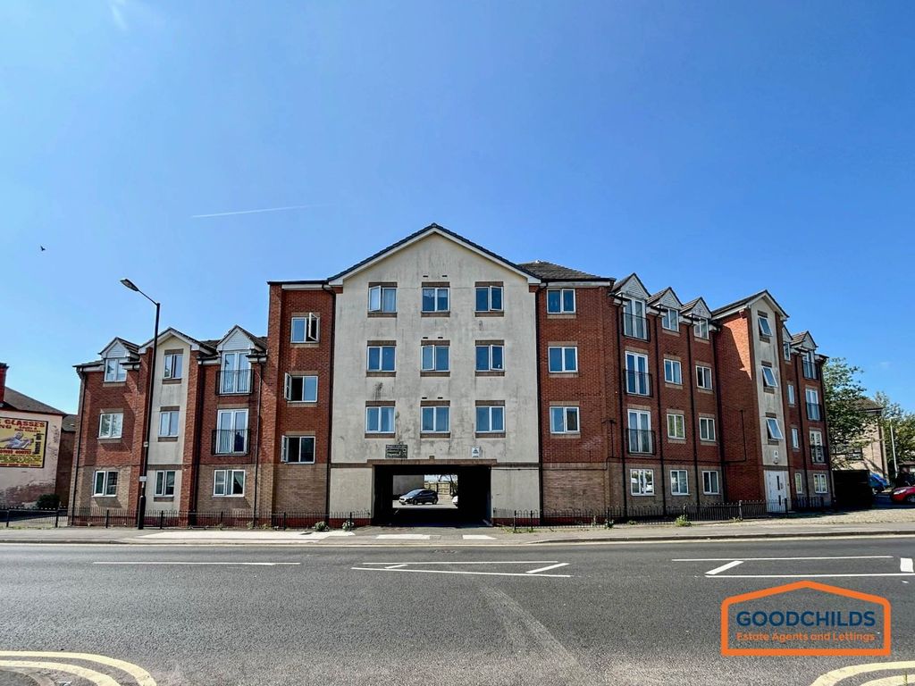 2 bed flat for sale in High Street, Bloxwich WS3, £75,000