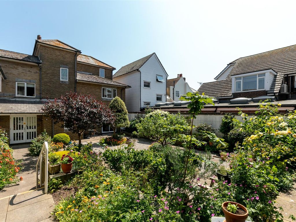 2 bed flat for sale in The Bourne, Hastings TN34, £145,000