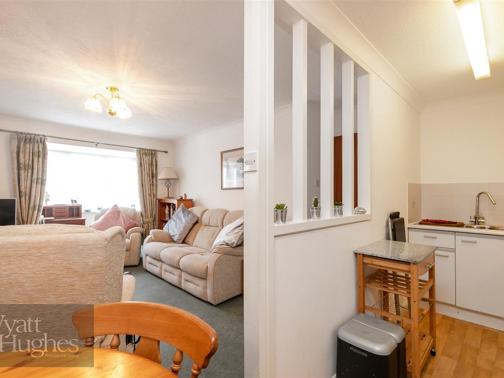 2 bed flat for sale in The Bourne, Hastings TN34, £145,000