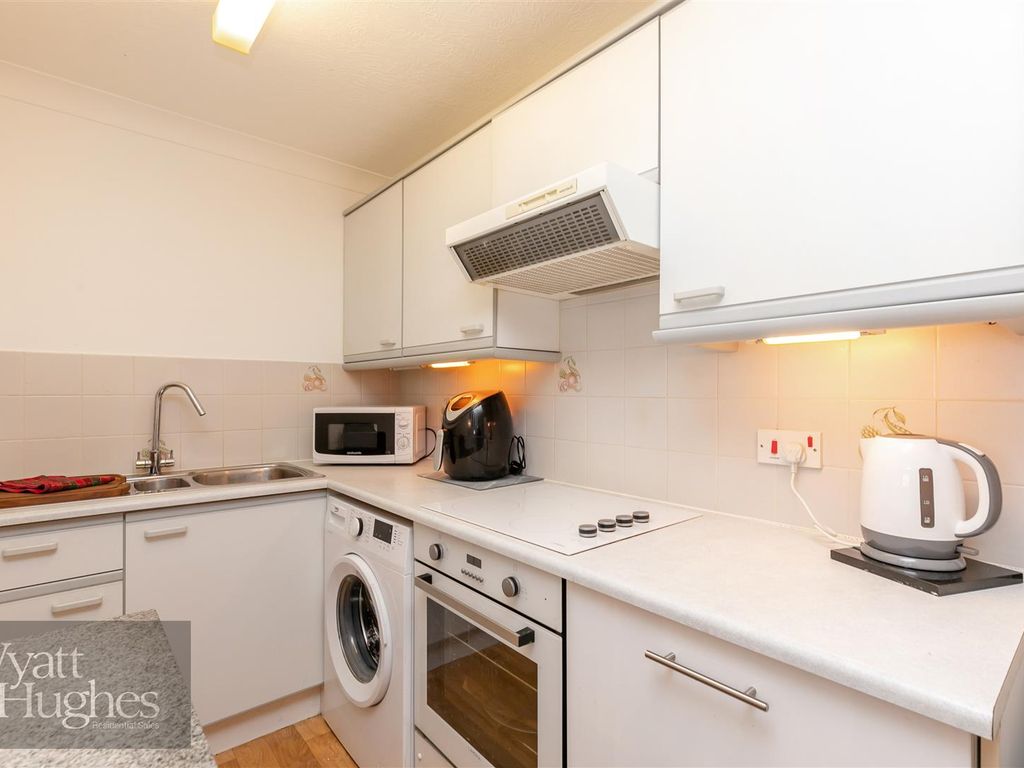 2 bed flat for sale in The Bourne, Hastings TN34, £145,000