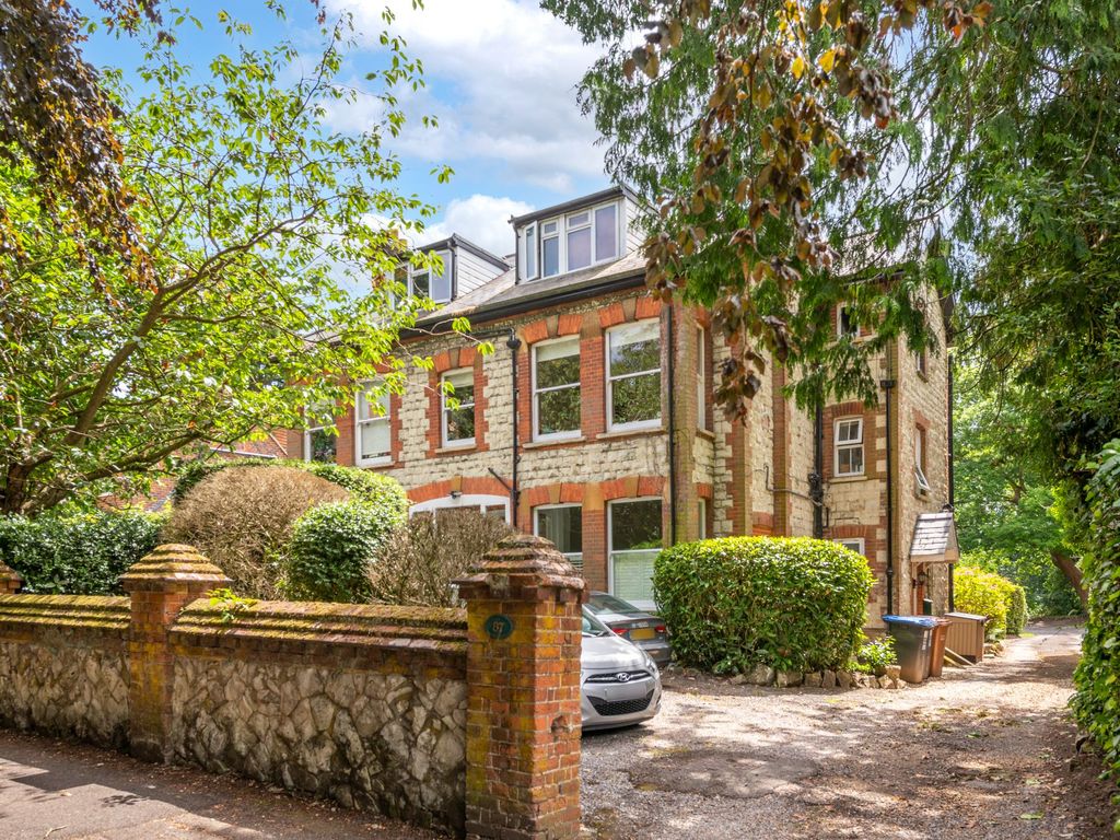 1 bed flat for sale in Doods Road, Reigate RH2, £250,000