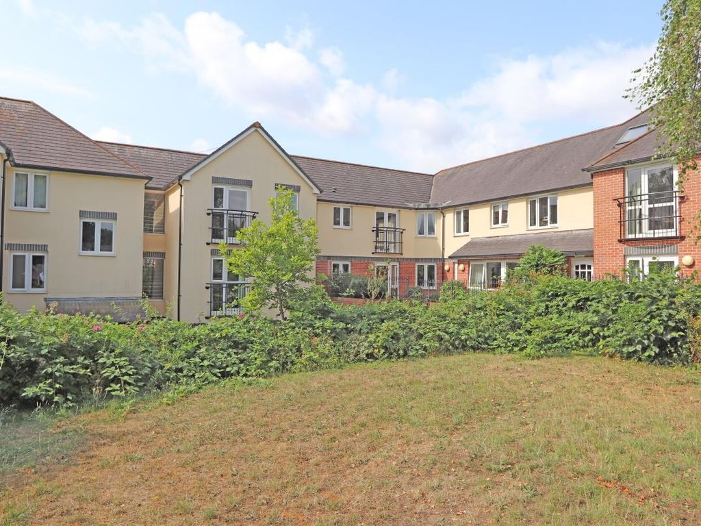 1 bed flat for sale in High Street, Cullompton EX15, £139,950