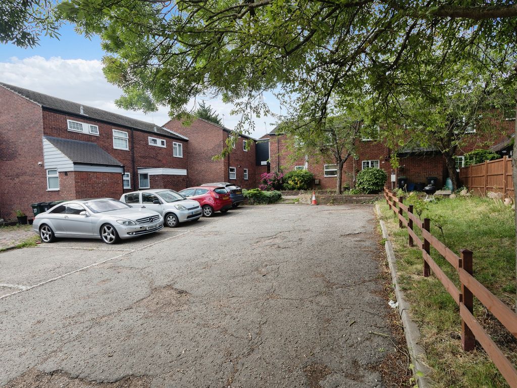 1 bed flat for sale in Lytton Close, Loughton IG10, £250,000