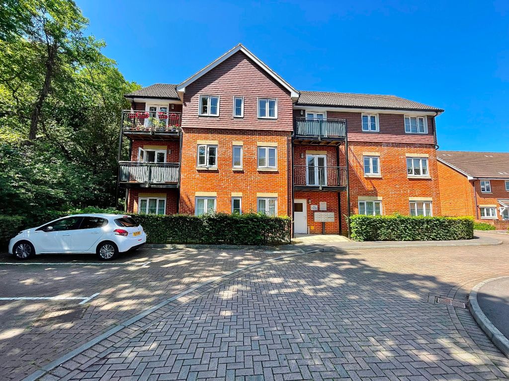 2 bed flat for sale in Shafford Meadows, Hedge End SO30, £215,000
