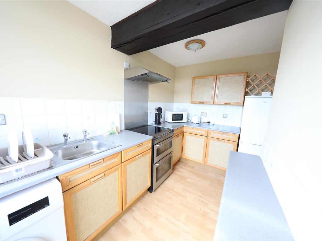 2 bed flat for sale in Kingston Street, Hull HU1, £100,000
